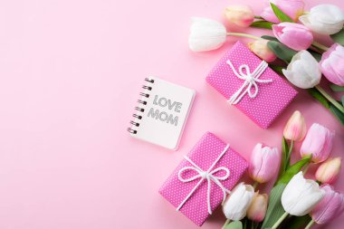 Mutlu anneler günü kavramı. Pembe lale çiçeklerinin üst görünümü