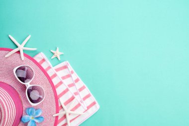 Plaj aksesuarları güneş gözlüğü, arka plan yaz konsepti için flip flop denizyıldızı plaj şapkası.