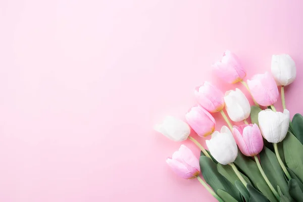 Feliz concepto del día de las madres. Vista superior de tulipán blanco y rosa — Foto de Stock