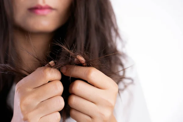 Concepto saludable. Mujer mano sosteniendo dañado pelo largo . — Foto de Stock