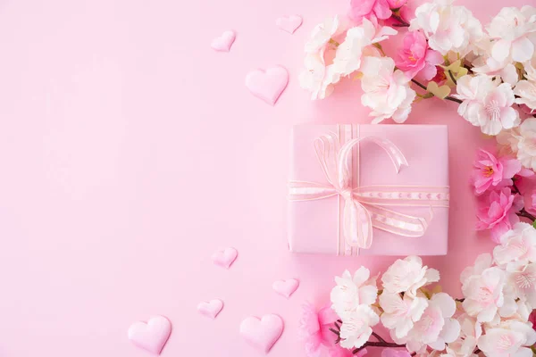 Feliz San Valentín o concepto de día de las madres. flor rosa con papel — Foto de Stock