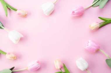 Mutlu anneler günü kavramı. Pembe lale çiçeklerinin üst görünümü 