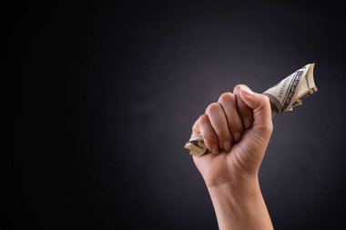Karanlıkta Amerikan doları tutan kadın eli kapatın 