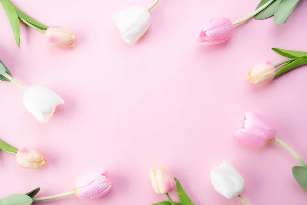 Feliz concepto del día de las madres. Vista superior de flores de tulipán rosa — Foto de Stock