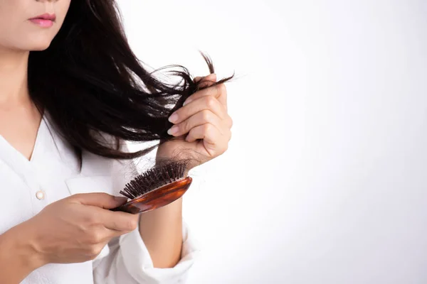 Concepto saludable. Mujer mostrar su cepillo con cabello dañado de pérdida larga — Foto de Stock