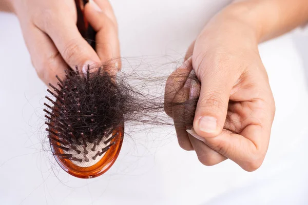 Concepto saludable. Mujer mostrar su cepillo con cabello dañado de pérdida larga — Foto de Stock