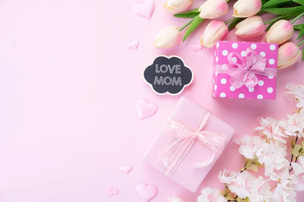 Conceito de dia de mães felizes. flor rosa com texto AMOR MÃE — Fotografia de Stock