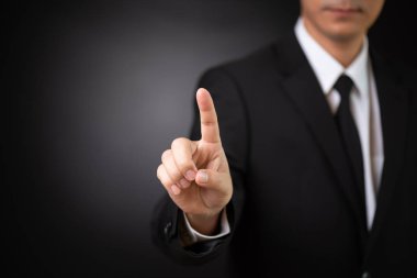İşadamı siyah arka plana parmağını dayamış. İş, teknoloji ve internet konsepti.