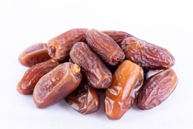 Ramazan yiyecek ve içecek konsepti. Beyaz arka plan üzerinde tarihler meyve kadar yakın.