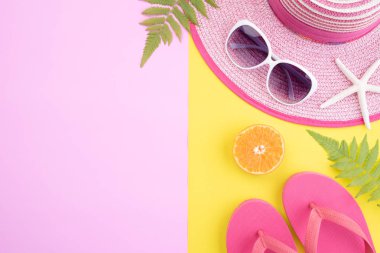 Plaj aksesuarları retro film kamera, güneş gözlüğü, flip flop denizyıldızı plaj şapkası ve yaz tatili ve tatil konsepti için pembe ve sarı arka plan üzerinde deniz kabuğu.