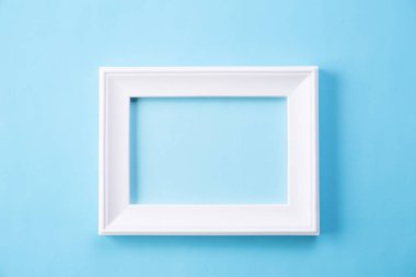 Mutlu babalar günü kavramı. Mavi pastel arka plan üzerinde mutlu babalar günü metni ile resim çerçevesi ve hediye kutusu üst görünümü. Düz yatıyordu.