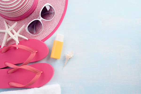 Accesorios de playa cámara de película retro, gafas de sol, chancla, sombrero de playa estrella de mar y concha de mar en la playa de arena y fondo de madera azul para vacaciones de verano y el concepto de vacaciones . — Foto de Stock