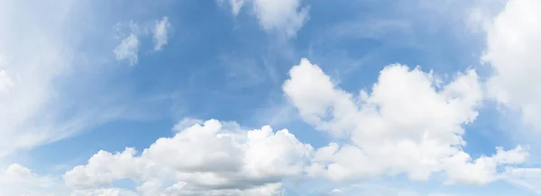 Панорама ясного голубого неба с белым облачным фоном. Клиринговый день и хорошая погода утром . — стоковое фото