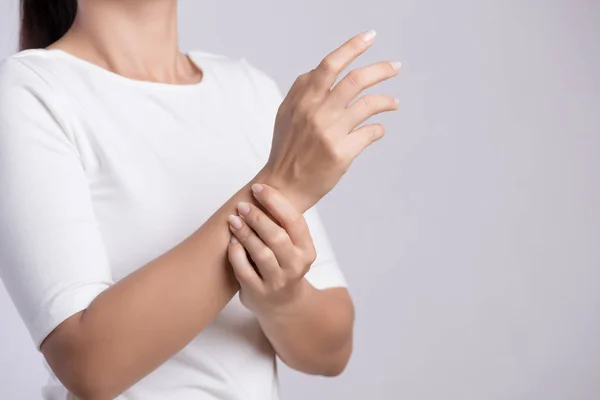 Крупним планом жінка тримає травму рук, відчуваючи біль. Охорона здоров'я та медична концепція . — стокове фото