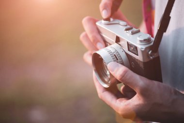 Sırt çantası ile Genç Adam Fotoğrafçı Traveler onun retro film kamera ile fotoğraf çekmek, tarihi bir yerde arka planda Büyük duvar. Yaşam tarzı ve seyahat konsepti.