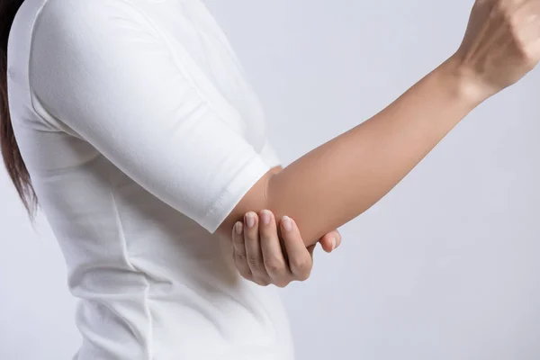 Närbild kvinnliga armbåge. Arm smärta och skada. Hälsovård och medicinsk koncept. — Stockfoto