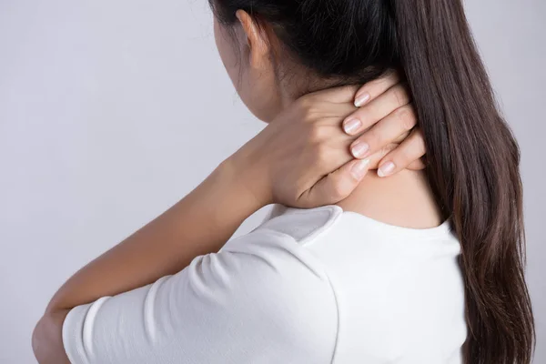 Zblízka žena bolest krku a ramene a zranění. Zdravotní péče a lékařská koncepce. — Stock fotografie