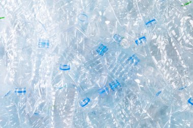 Mavi plastik şişe arka plan üst görünümü. Geri dönüşüm konsepti