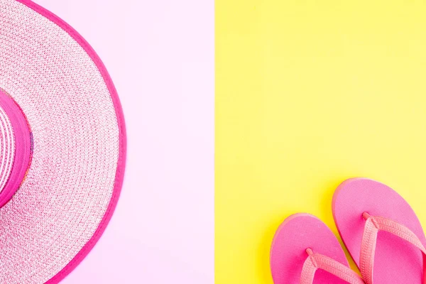 Accesorios de playa gafas de sol, chancla estrella de mar sombrero de playa y concha de mar sobre fondo rosa y amarillo para vacaciones de verano y el concepto de vacaciones . — Foto de Stock