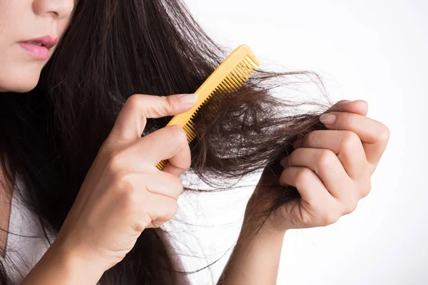 Concepto saludable. Mujer mostrar su cepillo con el pelo dañado de pérdida larga y mirando su cabello . — Foto de Stock