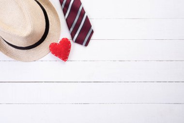 Mutlu babalar günü kavramı. Kırmızı kravat üst görünümü, beyaz ahşap masa arka plan üzerinde kırmızı kalpli erkek şapka. Düz yatıyordu.