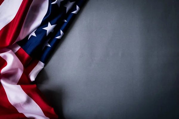 Top vy över Amerikas förenta staters flagga på grå bakgrund. Självständighetsdagen USA, minnesmärke. — Stockfoto