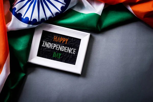 Övre bild av bildram med nationella flaggan i Indien på grå bakgrund. Indiska självständighetsdagen. — Stockfoto