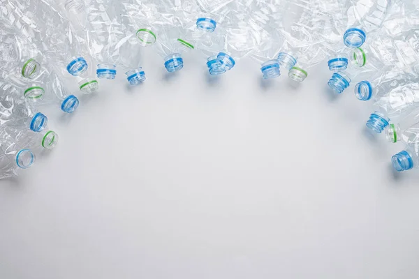 Cadre de bouteilles en plastique utilisé fond. Concept de recyclage — Photo