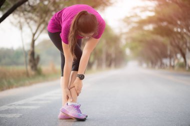 Egzersiz sırasında bir bilek yaralanma acı bir kadın. Spor yaralanma kavramı çalıştıran.