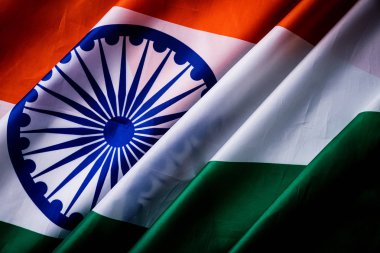 Ahşap arka planda Hindistan Ulusal bayrağı üst görünümü. Hint bağımsızlık günü.