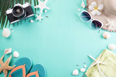 Plaj aksesuarları Retro Film Kamera, güneş gözlüğü, Flip flop yıldız balığı plaj şapka ve yaz tatili ve tatil konsepti için yeşil pastel arka plan üzerinde deniz kabuğu.