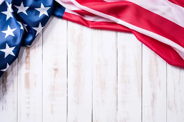 Κορυφαία θέα της σημαίας των Ηνωμένων Πολιτειών της Αμερικής σε λευκό ξύλινο φόντο. Ημέρα ανεξαρτησίας ΗΠΑ, μνημείο. — Φωτογραφία Αρχείου