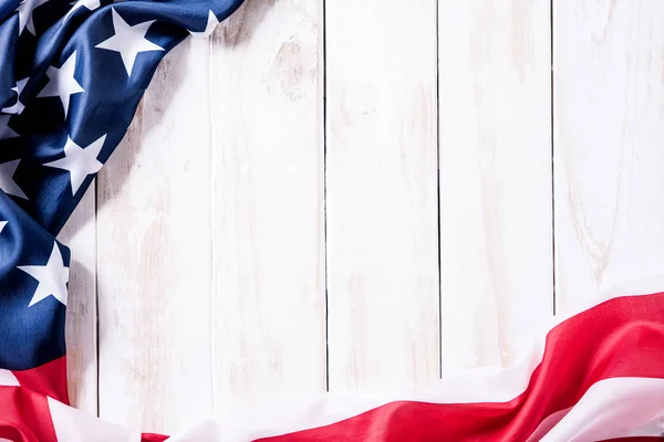 Vista superior de Bandera de los Estados Unidos de América sobre fondo de madera blanca. Día de la Independencia EE.UU., Memorial . — Foto de Stock