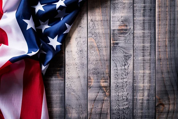 Draufsicht auf die Flagge der Vereinigten Staaten von Amerika auf Holzgrund. Unabhängigkeitstag USA, Denkmal. — Stockfoto