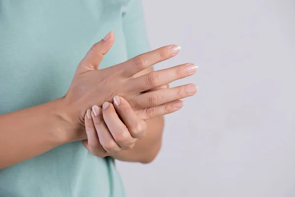 Salud y concepto médico. Mujer masajeando su dolorosa mano — Foto de Stock
