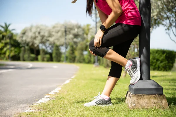 Genç Fitness kadın Runner parkta diz ağrısı hissediyorum. Açık egzersiz aktiviteleri konsepti. — Stok fotoğraf