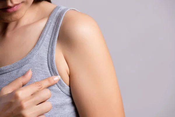 Mujer cercana señalando su piel bajo la axila. problema axila grasa concepto de piel . — Foto de Stock