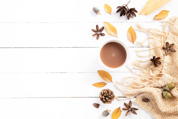 Composição do outono. Xícara de café, cobertor, folhas de outono em fundo de madeira branca. Flat lay, espaço de cópia vista superior . — Fotografia de Stock