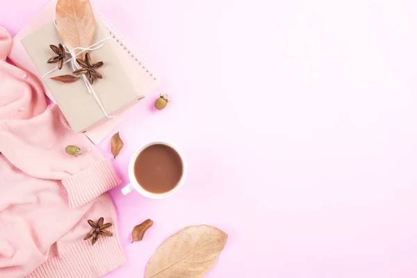 Composição do outono. Xícara de presente de café seca folhas de outono suéter bege no fundo pastel rosa. Flat lay, espaço de cópia vista superior . — Fotografia de Stock