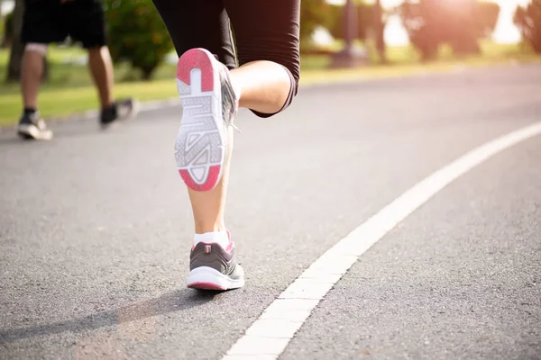 Yol tarafına doğru koşan kadın. Adım, koşmak ve açık egzersiz faaliyetleri kavramı.