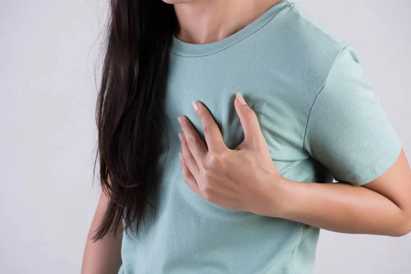 Nahaufnahme Frau mit Herzinfarkt. Frau berührt Brust und hat Brustschmerzen. Gesundheitswesen und medizinisches Konzept. — Stockfoto