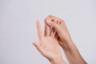 Sağlık ve tıbbi kavram. Ağrılı Orta parmağına masaj yapıyor.