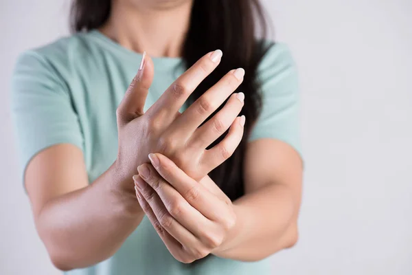 クローズ アップ女性は、痛みを感じ彼女の手首の手の怪我を保持します。ヘルスケアと医療のかみ合い. — ストック写真