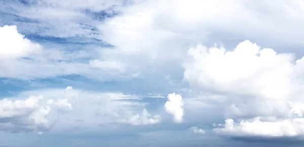 Klarer blauer Himmel mit weißem Wolkenhintergrund. Aufräumtag und gutes Wetter am Morgen. — Stockfoto