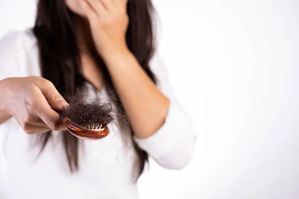 Concepto saludable. Mujer mostrar su cepillo con el pelo dañado de pérdida larga y mirando su cabello . — Foto de Stock