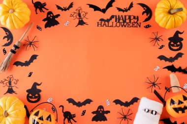 Metin için kopya alanı ile turuncu arka plan üzerinde Halloween el sanatları, turuncu kabak, hayalet, yarasa ve örümcek üst görünümü. cadılar bayramı kavramı.