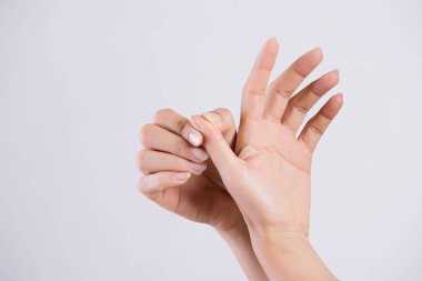 Sağlık ve tıbbi kavram. Ağrılı başparmak parmağına masaj yapıyor.