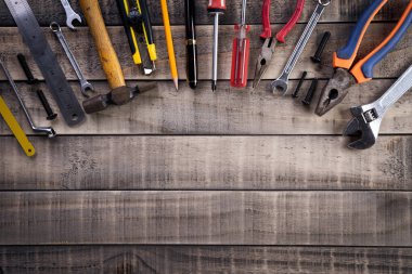 Emek Günü, ahşap arka plan dokusu üzerinde birçok kullanışlı araçlar.