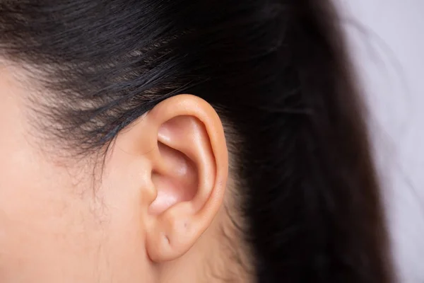Zbliżenie młody Asian kobieta ucho z ucho piercing Koncepcja opieki zdrowotnej i czyszczenia uszu. — Zdjęcie stockowe