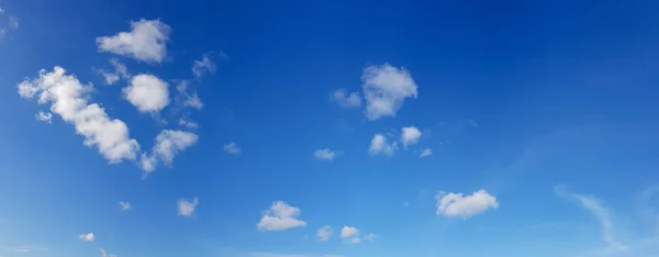 Panorama eines klaren blauen Himmels mit weißem Wolkenhintergrund. Aufräumtag und gutes Wetter am Morgen. — Stockfoto